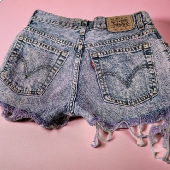 Urban Outfitters LEVI 550 DENIM SHORTS CUTOFF ZIP PASTEL PURPLE RIPS FRINGE - Picture 2 of 3